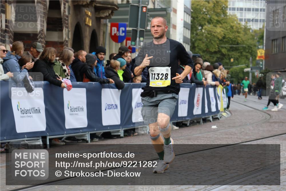 05.10.2025 - 20. swb-Marathon Bremen Strokosch-Dieckow http://msf.ph/oto/9221282 05.10.2025 10:38:03 Ziel 9755, 11328 meine-sportfotos.de
