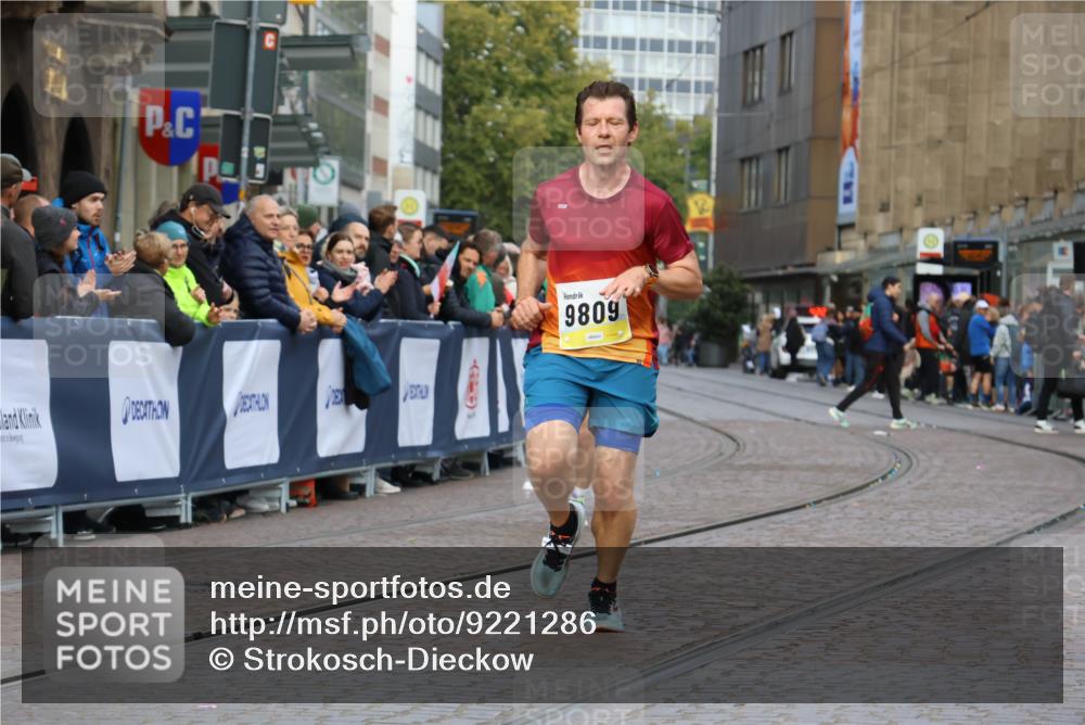 05.10.2025 - 20. swb-Marathon Bremen Strokosch-Dieckow http://msf.ph/oto/9221286 05.10.2025 10:38:20 Ziel 9809, 11430 meine-sportfotos.de