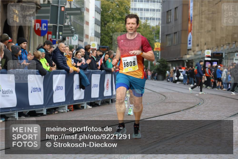 05.10.2025 - 20. swb-Marathon Bremen Strokosch-Dieckow http://msf.ph/oto/9221291 05.10.2025 10:38:20 Ziel 9809, 11430 meine-sportfotos.de