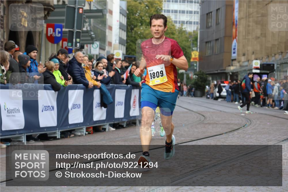 05.10.2025 - 20. swb-Marathon Bremen Strokosch-Dieckow http://msf.ph/oto/9221294 05.10.2025 10:38:21 Ziel 9809, 11430 meine-sportfotos.de
