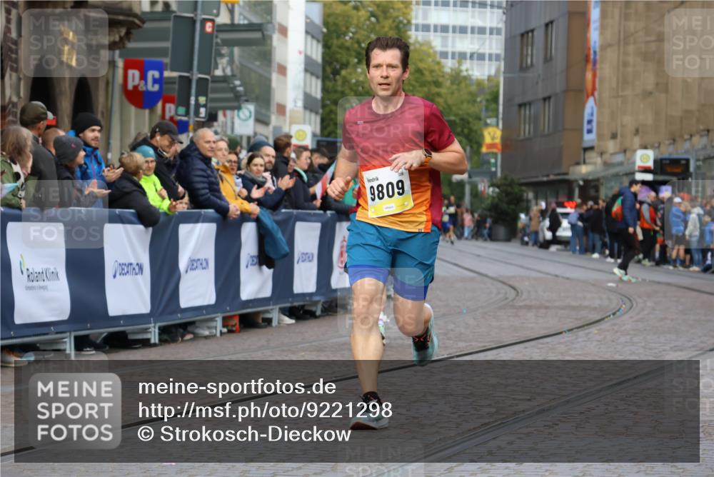 05.10.2025 - 20. swb-Marathon Bremen Strokosch-Dieckow http://msf.ph/oto/9221298 05.10.2025 10:38:21 Ziel 9809, 11430 meine-sportfotos.de