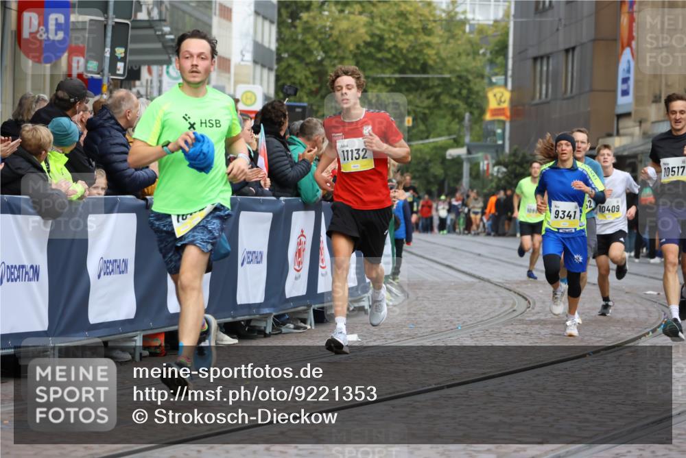 05.10.2025 - 20. swb-Marathon Bremen Strokosch-Dieckow http://msf.ph/oto/9221353 05.10.2025 10:38:44 Ziel 9341, 10352, 10409, 10517, 10862, 11132 meine-sportfotos.de