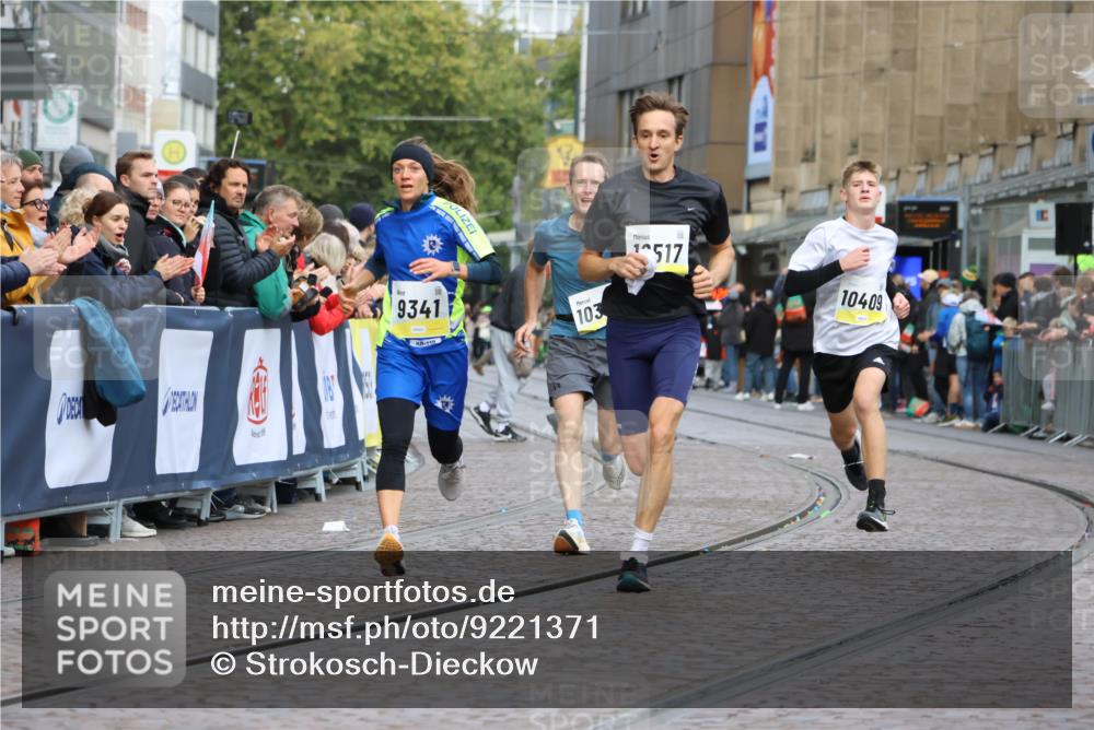 05.10.2025 - 20. swb-Marathon Bremen Strokosch-Dieckow http://msf.ph/oto/9221371 05.10.2025 10:38:46 Ziel 9341, 10352, 10409, 10517, 10862, 10967, 11132 meine-sportfotos.de