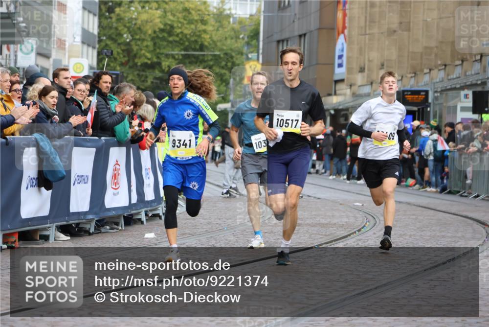 05.10.2025 - 20. swb-Marathon Bremen Strokosch-Dieckow http://msf.ph/oto/9221374 05.10.2025 10:38:46 Ziel 9341, 10352, 10409, 10517, 10862, 10967, 11132 meine-sportfotos.de