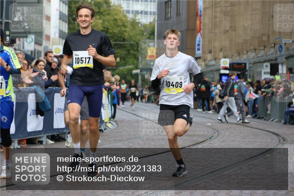 05.10.2025 - 20. swb-Marathon Bremen Strokosch-Dieckow http://msf.ph/oto/9221383 05.10.2025 10:38:47 Ziel 9341, 10352, 10409, 10517, 10862, 10967, 11132 meine-sportfotos.de