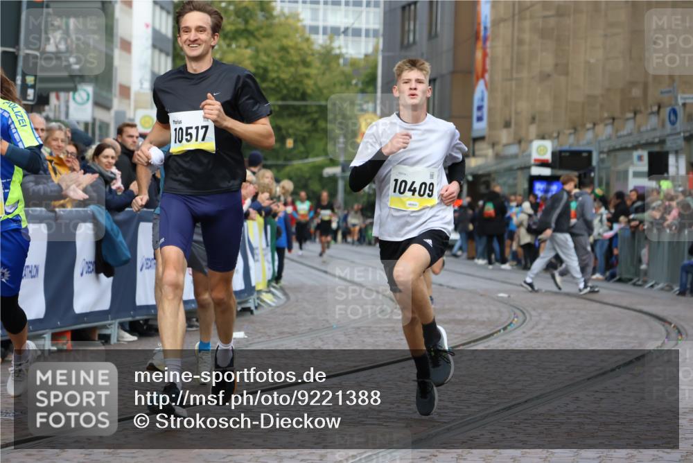 05.10.2025 - 20. swb-Marathon Bremen Strokosch-Dieckow http://msf.ph/oto/9221388 05.10.2025 10:38:47 Ziel 9341, 10352, 10409, 10517, 10862, 10967, 11132 meine-sportfotos.de