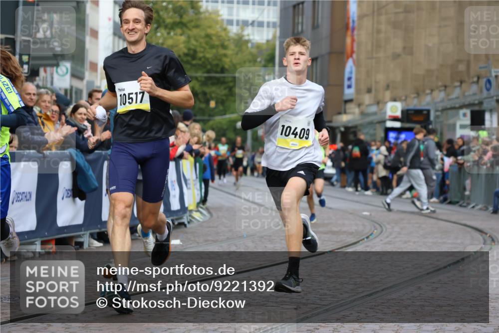 05.10.2025 - 20. swb-Marathon Bremen Strokosch-Dieckow http://msf.ph/oto/9221392 05.10.2025 10:38:47 Ziel 9341, 10352, 10409, 10517, 10862, 10967, 11132 meine-sportfotos.de