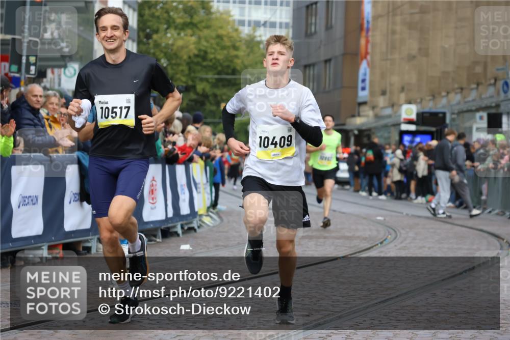 05.10.2025 - 20. swb-Marathon Bremen Strokosch-Dieckow http://msf.ph/oto/9221402 05.10.2025 10:38:48 Ziel 9341, 10352, 10409, 10517, 10967, 11132 meine-sportfotos.de