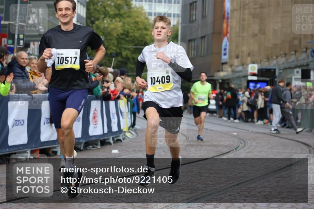 05.10.2025 - 20. swb-Marathon Bremen Strokosch-Dieckow http://msf.ph/oto/9221405 05.10.2025 10:38:48 Ziel 9341, 10352, 10409, 10517, 10967, 11132 meine-sportfotos.de
