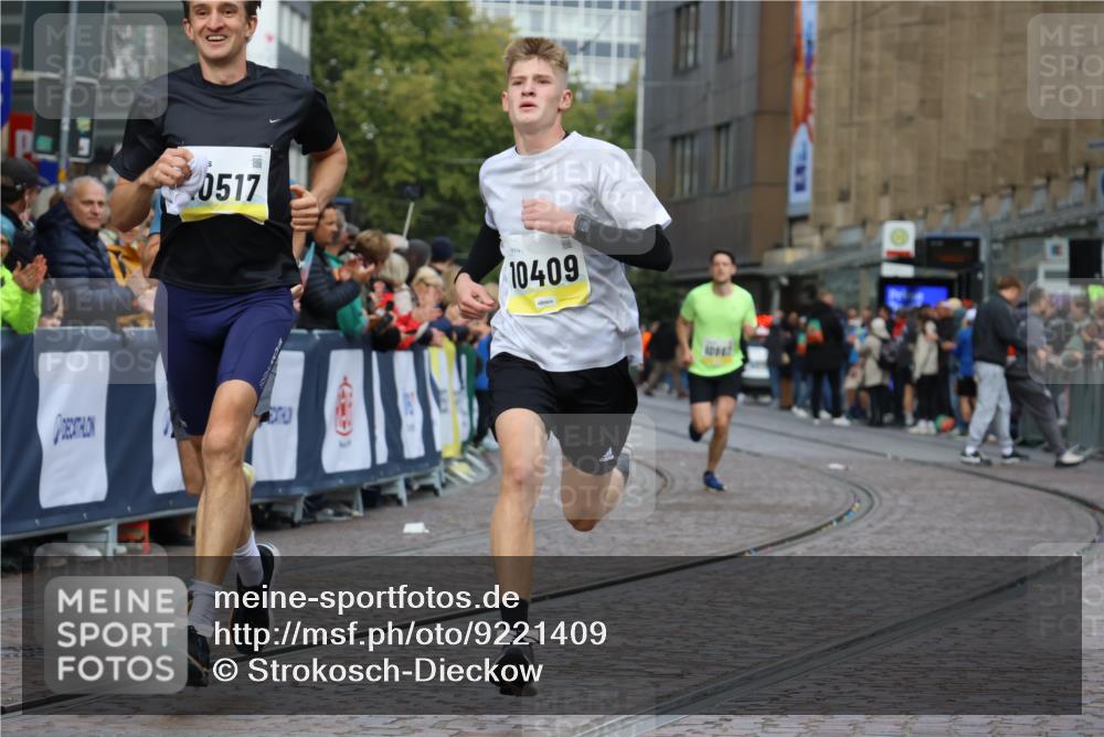 05.10.2025 - 20. swb-Marathon Bremen Strokosch-Dieckow http://msf.ph/oto/9221409 05.10.2025 10:38:48 Ziel 9341, 10352, 10409, 10517, 10967, 11132 meine-sportfotos.de