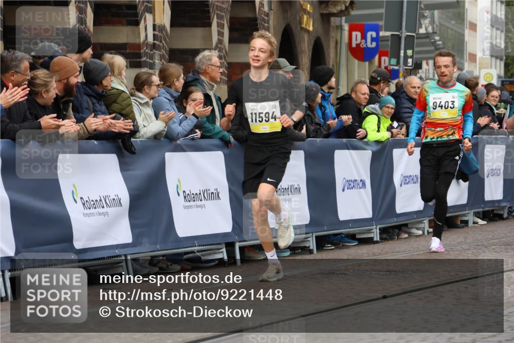 05.10.2025 - 20. swb-Marathon Bremen Strokosch-Dieckow http://msf.ph/oto/9221448 05.10.2025 10:39:05 Ziel 9403, 10847, 11594 meine-sportfotos.de