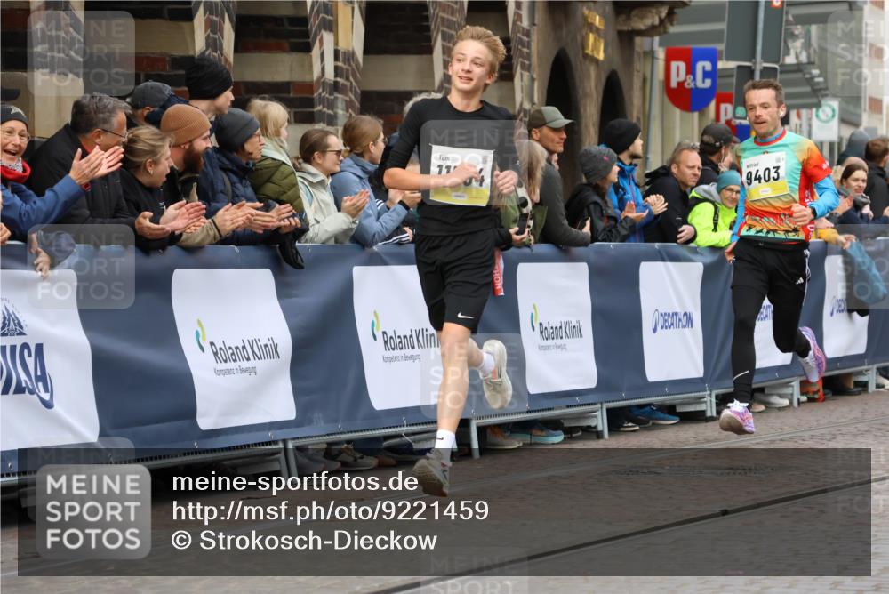 05.10.2025 - 20. swb-Marathon Bremen Strokosch-Dieckow http://msf.ph/oto/9221459 05.10.2025 10:39:05 Ziel 9403, 10847, 11594 meine-sportfotos.de