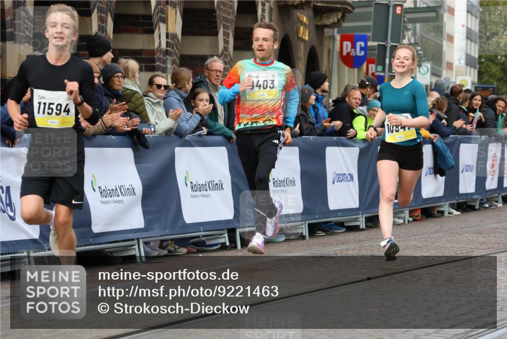 05.10.2025 - 20. swb-Marathon Bremen Strokosch-Dieckow http://msf.ph/oto/9221463 05.10.2025 10:39:06 Ziel 9403, 10847, 11594 meine-sportfotos.de
