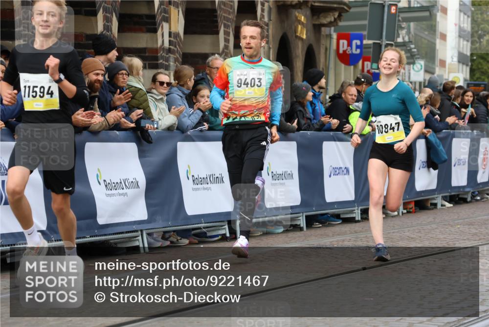 05.10.2025 - 20. swb-Marathon Bremen Strokosch-Dieckow http://msf.ph/oto/9221467 05.10.2025 10:39:06 Ziel 9403, 10847, 11594 meine-sportfotos.de