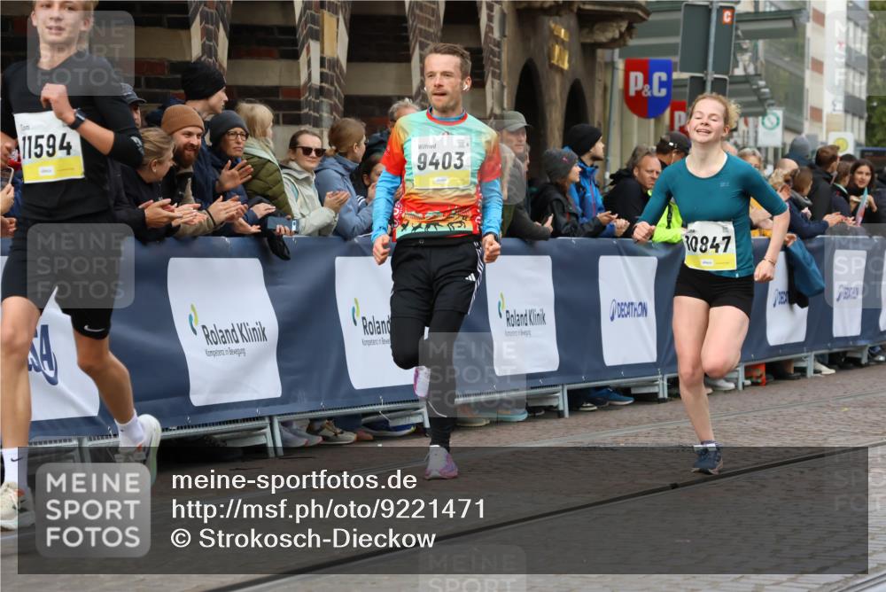 05.10.2025 - 20. swb-Marathon Bremen Strokosch-Dieckow http://msf.ph/oto/9221471 05.10.2025 10:39:06 Ziel 9403, 10847, 11594 meine-sportfotos.de