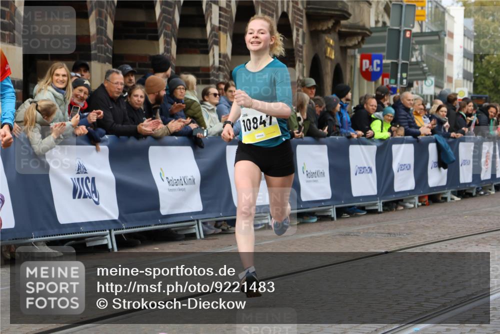 05.10.2025 - 20. swb-Marathon Bremen Strokosch-Dieckow http://msf.ph/oto/9221483 05.10.2025 10:39:08 Ziel 9403, 10847, 11594 meine-sportfotos.de