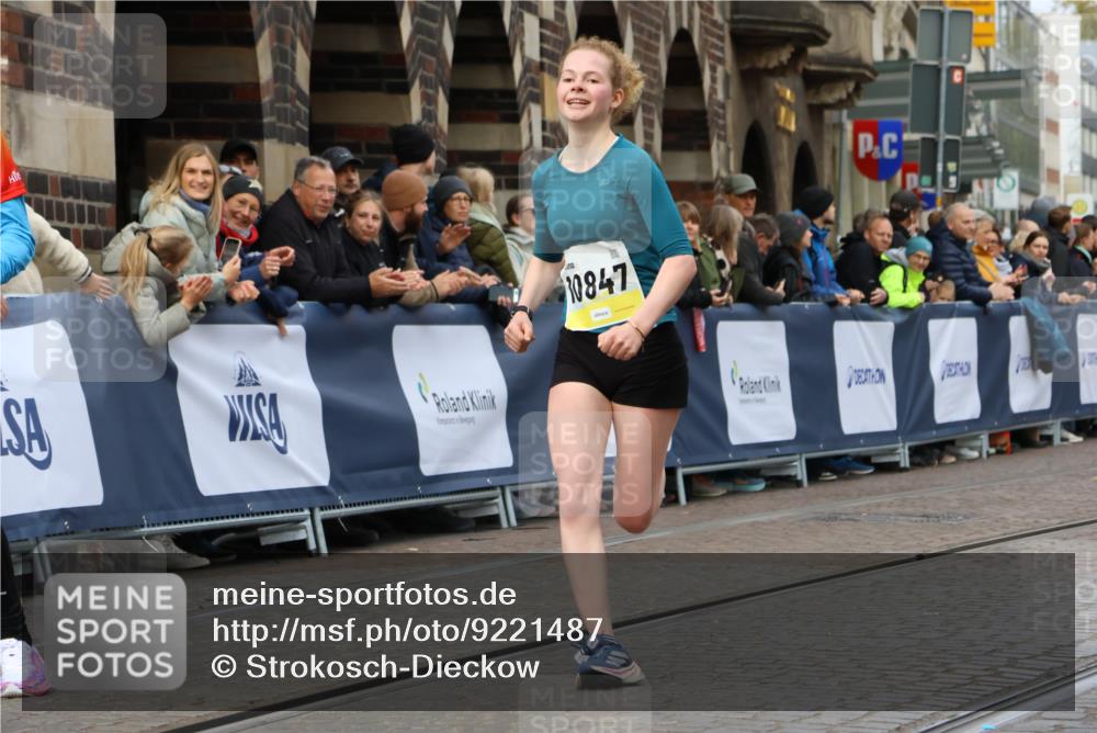 05.10.2025 - 20. swb-Marathon Bremen Strokosch-Dieckow http://msf.ph/oto/9221487 05.10.2025 10:39:08 Ziel 9403, 10847, 11594 meine-sportfotos.de