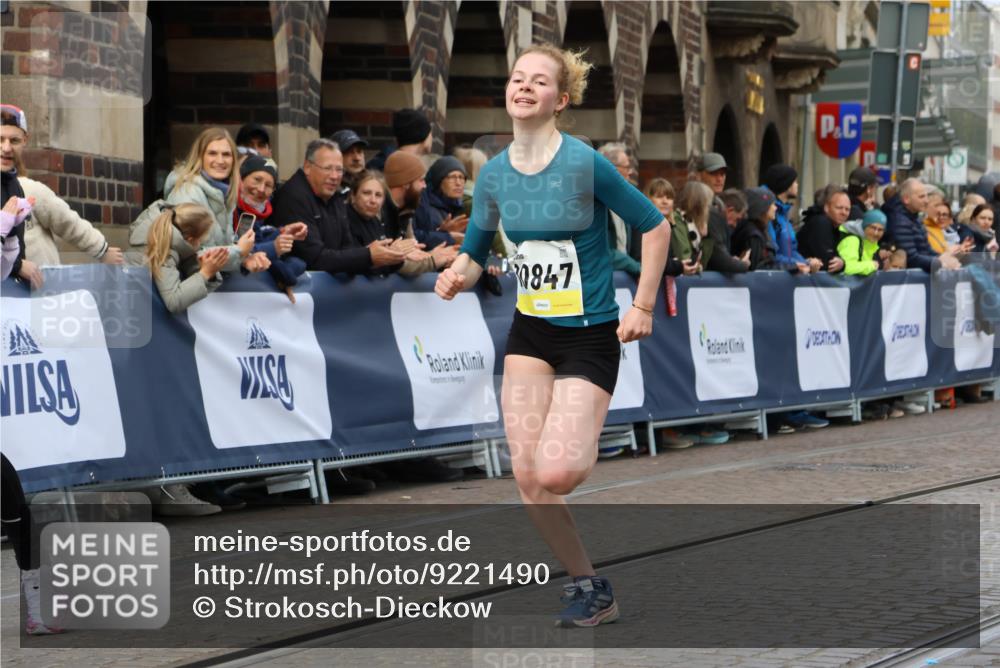 05.10.2025 - 20. swb-Marathon Bremen Strokosch-Dieckow http://msf.ph/oto/9221490 05.10.2025 10:39:08 Ziel 9403, 10847, 11594 meine-sportfotos.de
