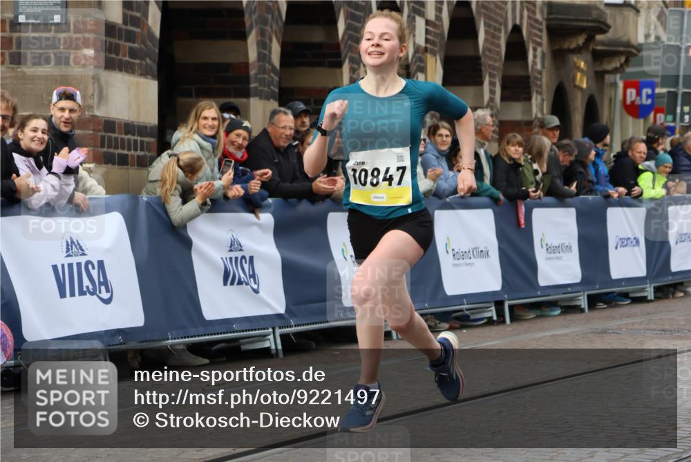 05.10.2025 - 20. swb-Marathon Bremen Strokosch-Dieckow http://msf.ph/oto/9221497 05.10.2025 10:39:08 Ziel 9403, 10847, 11594 meine-sportfotos.de