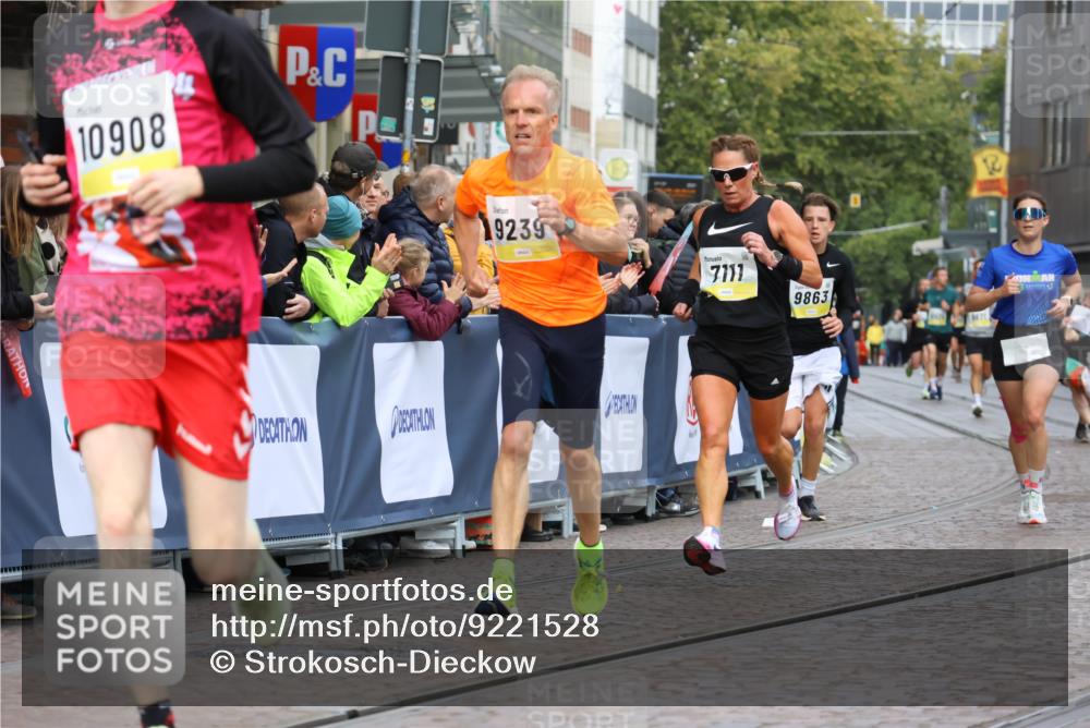 05.10.2025 - 20. swb-Marathon Bremen Strokosch-Dieckow http://msf.ph/oto/9221528 05.10.2025 10:39:20 Ziel 7111, 9239, 9863, 10908, 11067, 11343 meine-sportfotos.de
