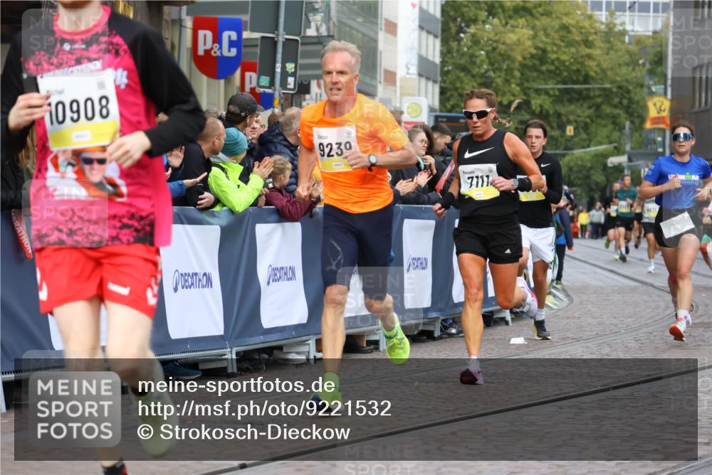 05.10.2025 - 20. swb-Marathon Bremen Strokosch-Dieckow http://msf.ph/oto/9221532 05.10.2025 10:39:20 Ziel 7111, 9239, 9863, 10908, 11067, 11343 meine-sportfotos.de