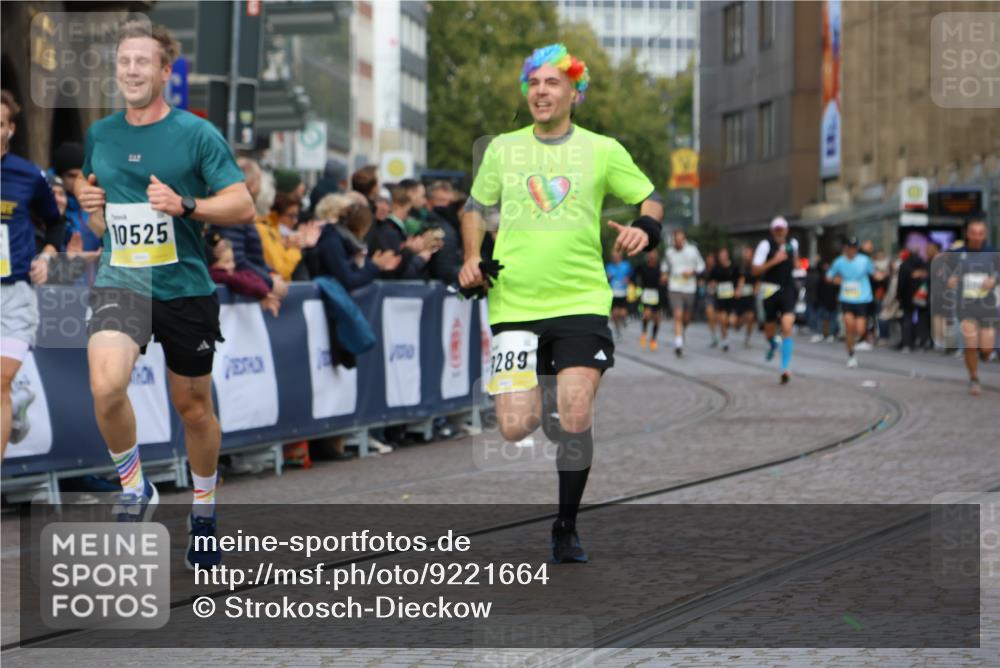 05.10.2025 - 20. swb-Marathon Bremen Strokosch-Dieckow http://msf.ph/oto/9221664 05.10.2025 10:39:36 Ziel 9289, 9671, 10525, 11349, 11418, 11474 meine-sportfotos.de