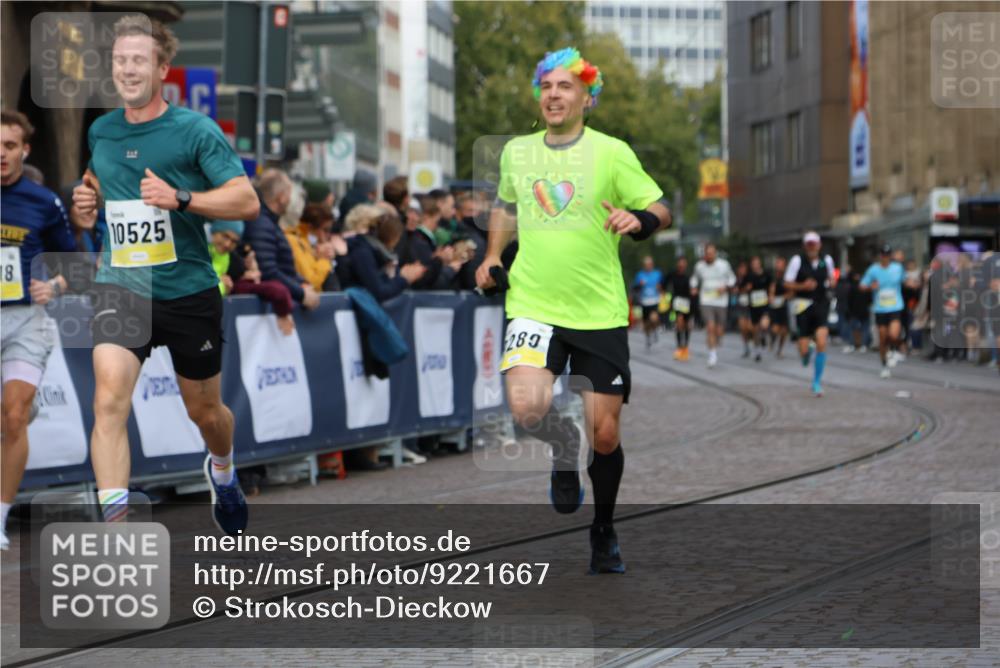05.10.2025 - 20. swb-Marathon Bremen Strokosch-Dieckow http://msf.ph/oto/9221667 05.10.2025 10:39:37 Ziel 9289, 9671, 10525, 11349, 11418, 11474 meine-sportfotos.de