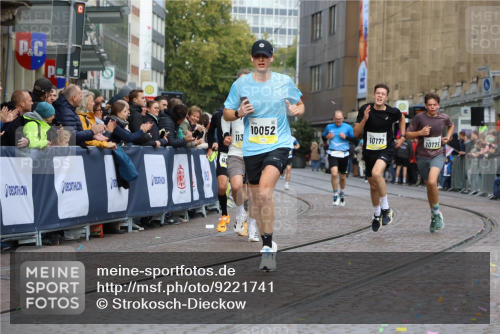 05.10.2025 - 20. swb-Marathon Bremen Strokosch-Dieckow http://msf.ph/oto/9221741 05.10.2025 10:39:49 Ziel 9213, 9922, 10052, 10171, 10175, 10176, 10753, 11335 meine-sportfotos.de