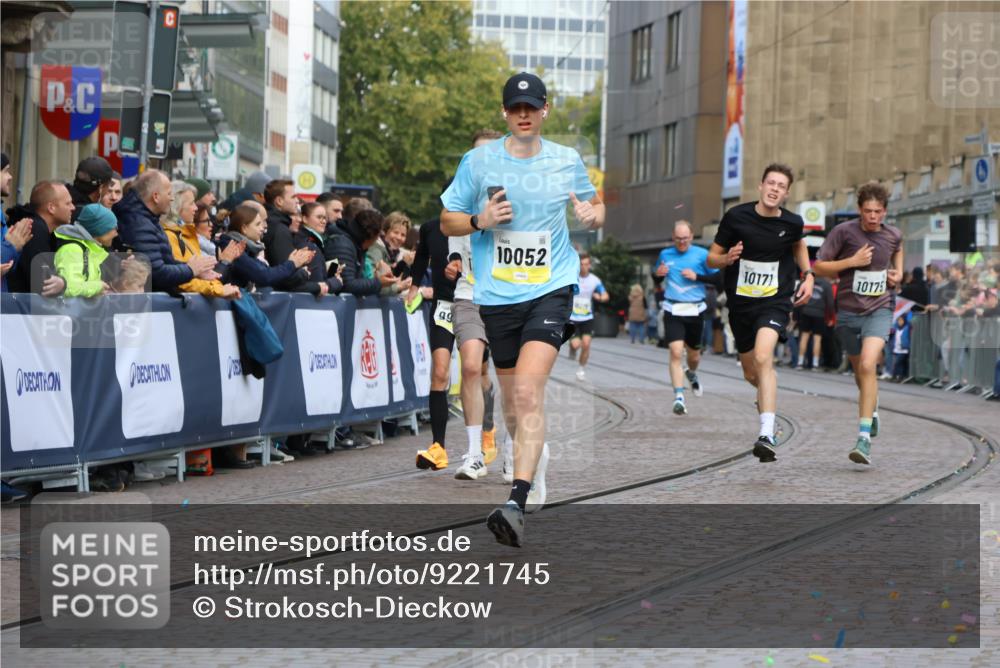 05.10.2025 - 20. swb-Marathon Bremen Strokosch-Dieckow http://msf.ph/oto/9221745 05.10.2025 10:39:49 Ziel 9213, 9922, 10052, 10171, 10175, 10176, 10753, 11335 meine-sportfotos.de