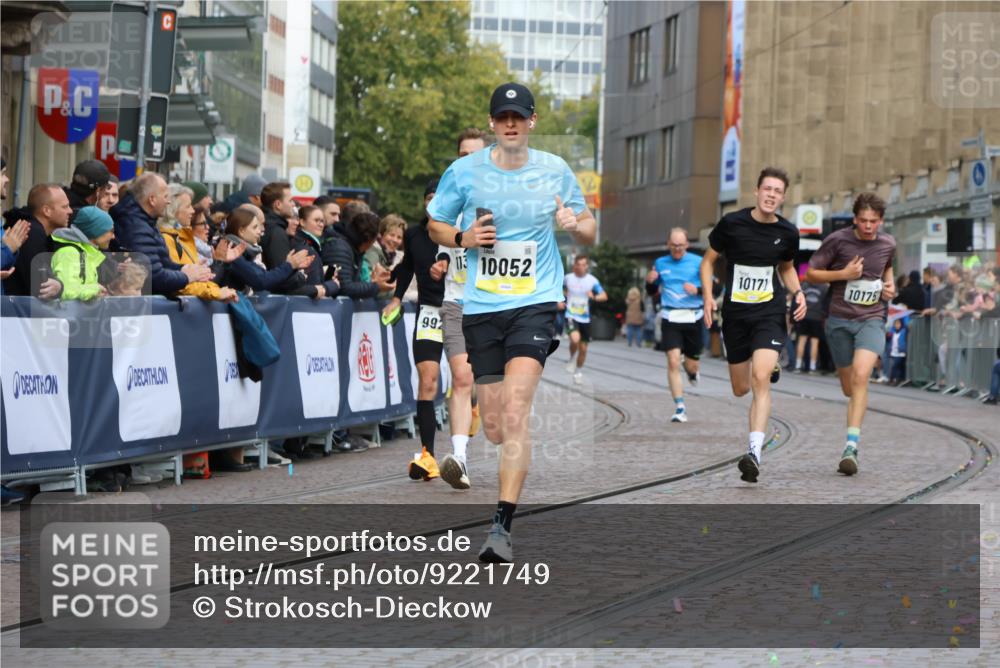 05.10.2025 - 20. swb-Marathon Bremen Strokosch-Dieckow http://msf.ph/oto/9221749 05.10.2025 10:39:49 Ziel 9213, 9922, 10052, 10171, 10175, 10176, 10753, 11335 meine-sportfotos.de