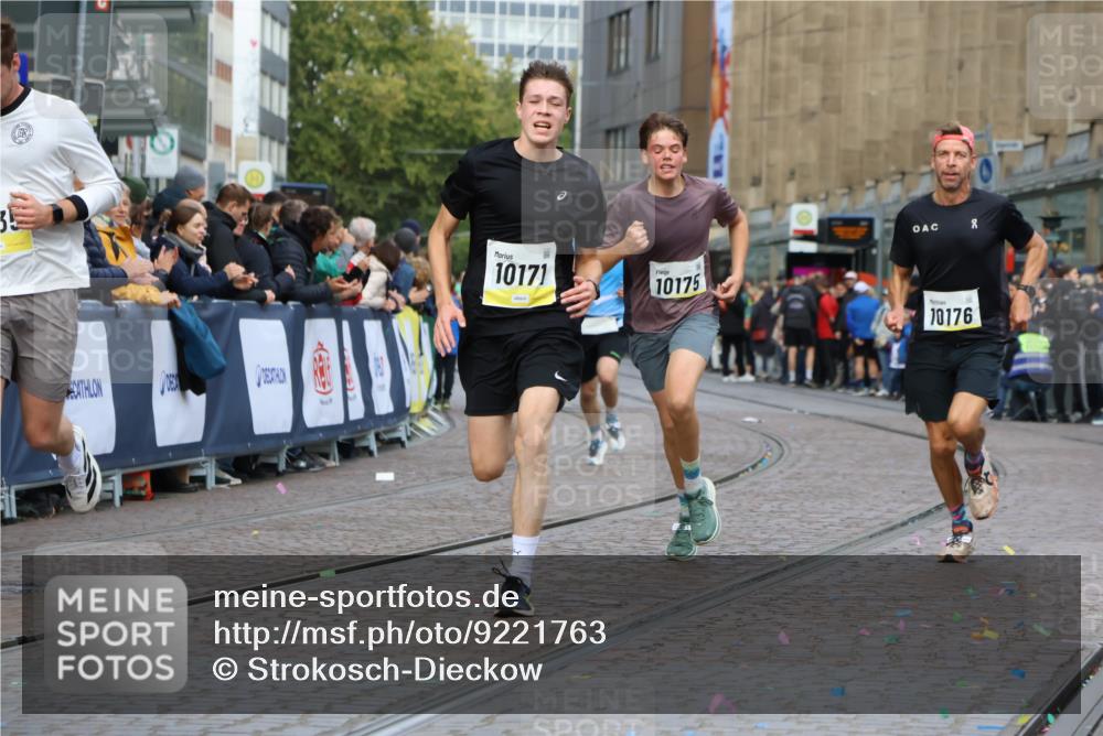 05.10.2025 - 20. swb-Marathon Bremen Strokosch-Dieckow http://msf.ph/oto/9221763 05.10.2025 10:39:51 Ziel 9213, 9922, 10052, 10171, 10175, 10176, 11335 meine-sportfotos.de