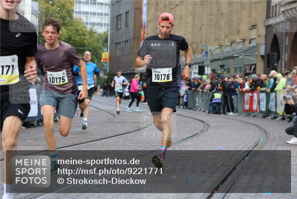 05.10.2025 - 20. swb-Marathon Bremen Strokosch-Dieckow http://msf.ph/oto/9221771 05.10.2025 10:39:52 Ziel 9213, 9922, 10052, 10171, 10175, 10176, 11335 meine-sportfotos.de