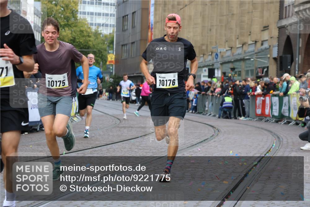05.10.2025 - 20. swb-Marathon Bremen Strokosch-Dieckow http://msf.ph/oto/9221775 05.10.2025 10:39:53 Ziel 9213, 9922, 10052, 10171, 10175, 10176, 11335 meine-sportfotos.de
