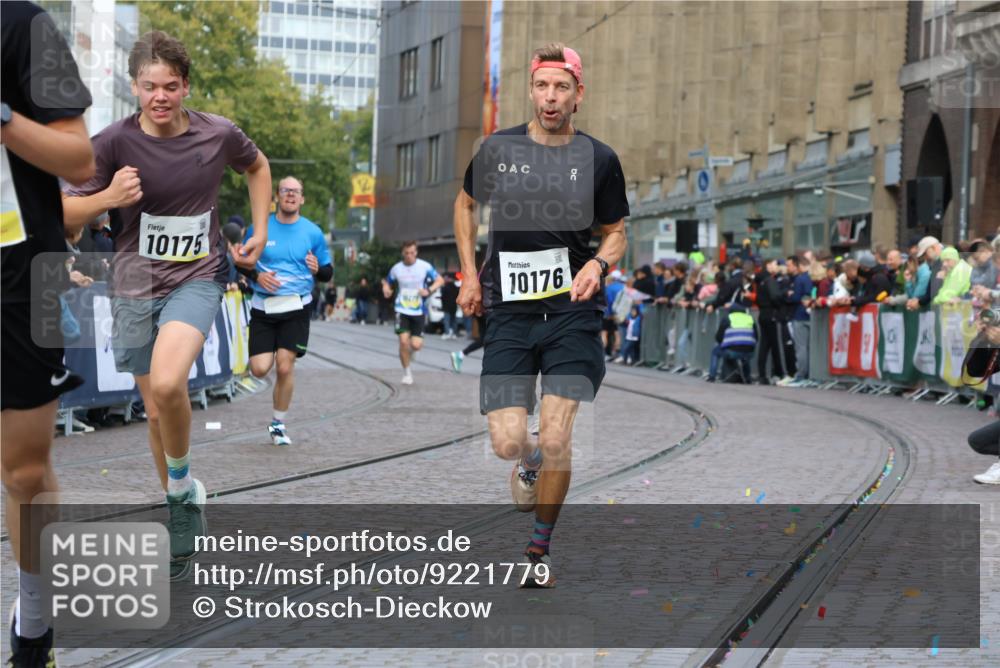 05.10.2025 - 20. swb-Marathon Bremen Strokosch-Dieckow http://msf.ph/oto/9221779 05.10.2025 10:39:53 Ziel 9213, 9922, 10052, 10171, 10175, 10176, 11335 meine-sportfotos.de