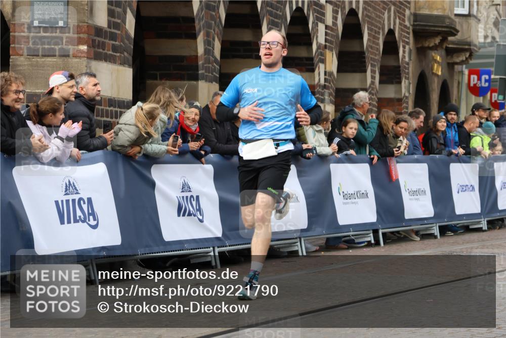 05.10.2025 - 20. swb-Marathon Bremen Strokosch-Dieckow http://msf.ph/oto/9221790 05.10.2025 10:39:56 Ziel 9213, 10276 meine-sportfotos.de