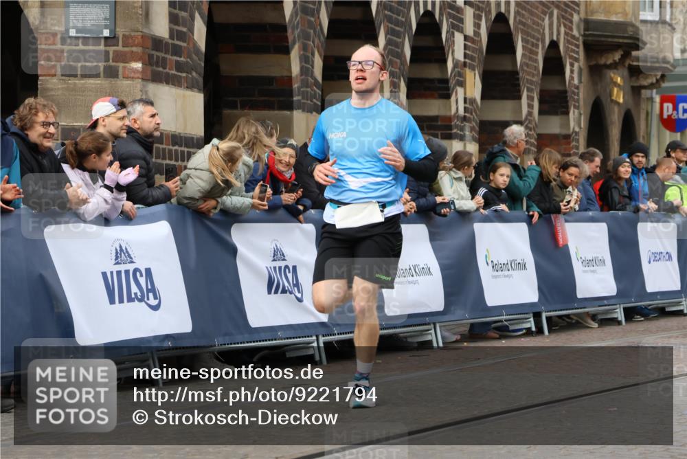 05.10.2025 - 20. swb-Marathon Bremen Strokosch-Dieckow http://msf.ph/oto/9221794 05.10.2025 10:39:56 Ziel 9213, 10276 meine-sportfotos.de