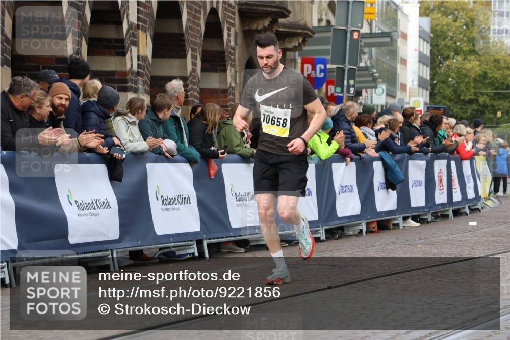 05.10.2025 - 20. swb-Marathon Bremen Strokosch-Dieckow http://msf.ph/oto/9221856 05.10.2025 10:40:21 Ziel 10070, 10565, 10658 meine-sportfotos.de