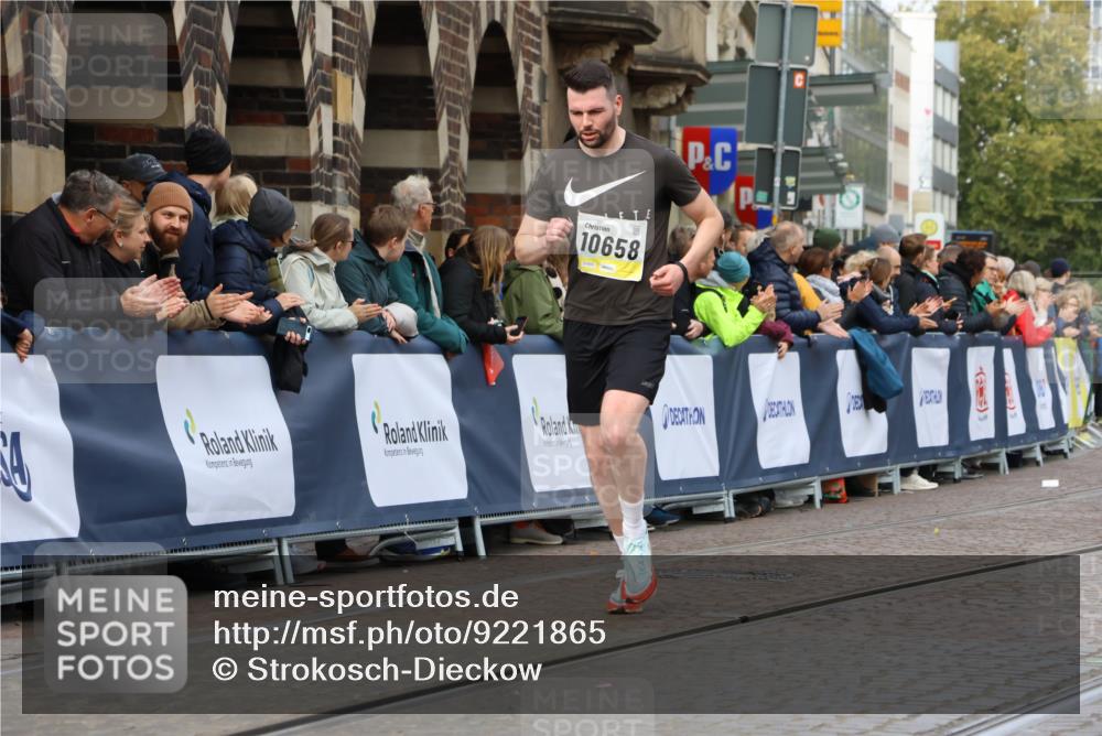 05.10.2025 - 20. swb-Marathon Bremen Strokosch-Dieckow http://msf.ph/oto/9221865 05.10.2025 10:40:21 Ziel 10070, 10565, 10658 meine-sportfotos.de