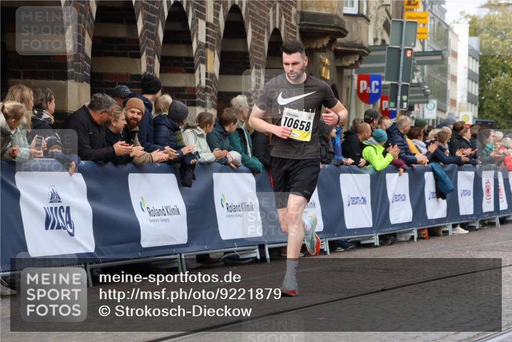 05.10.2025 - 20. swb-Marathon Bremen Strokosch-Dieckow http://msf.ph/oto/9221879 05.10.2025 10:40:21 Ziel 10070, 10565, 10658 meine-sportfotos.de