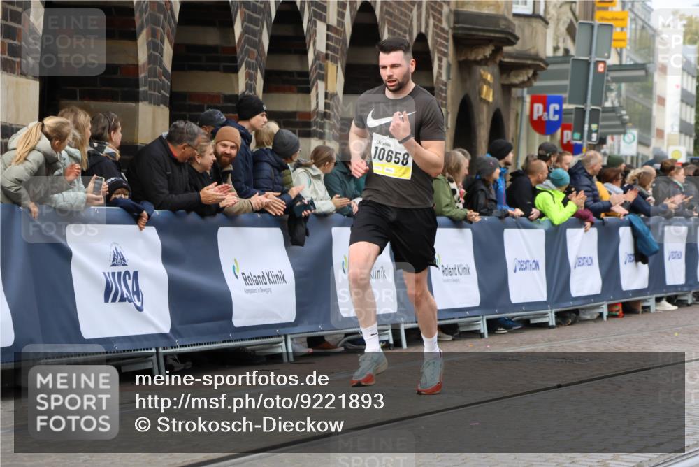 05.10.2025 - 20. swb-Marathon Bremen Strokosch-Dieckow http://msf.ph/oto/9221893 05.10.2025 10:40:21 Ziel 10070, 10565, 10658 meine-sportfotos.de