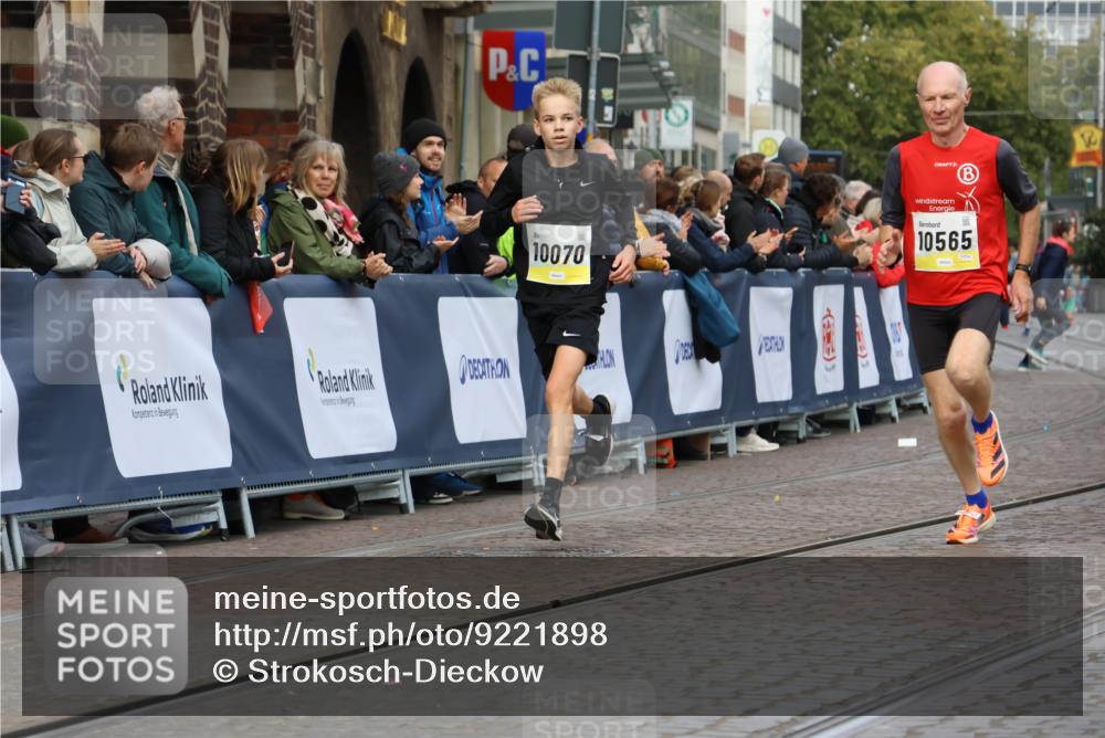 05.10.2025 - 20. swb-Marathon Bremen Strokosch-Dieckow http://msf.ph/oto/9221898 05.10.2025 10:40:25 Ziel 10070, 10565, 10658, 10686 meine-sportfotos.de