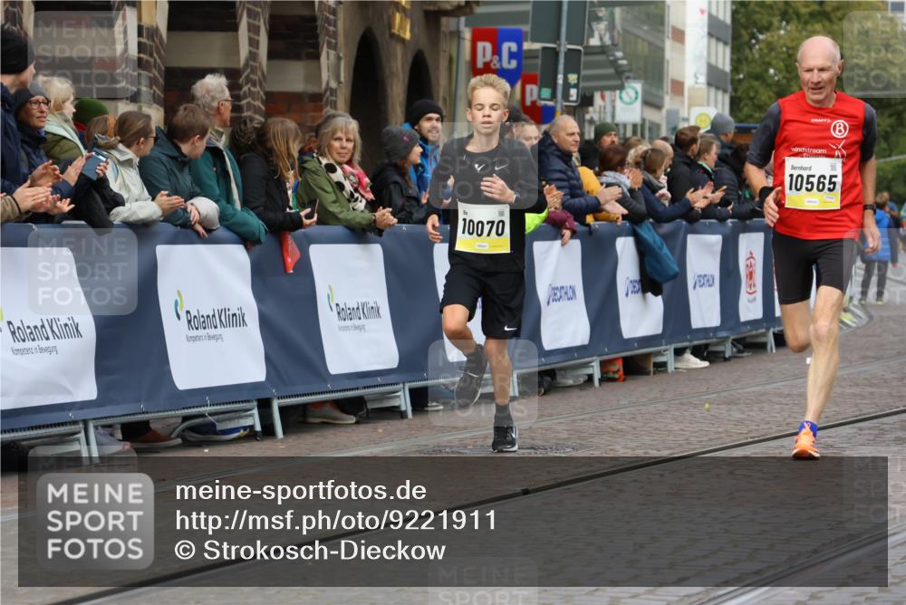 05.10.2025 - 20. swb-Marathon Bremen Strokosch-Dieckow http://msf.ph/oto/9221911 05.10.2025 10:40:25 Ziel 10070, 10565, 10658, 10686 meine-sportfotos.de