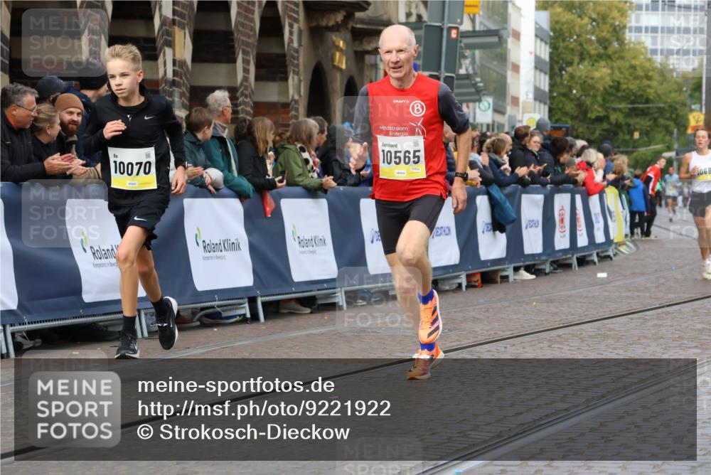 05.10.2025 - 20. swb-Marathon Bremen Strokosch-Dieckow http://msf.ph/oto/9221922 05.10.2025 10:40:26 Ziel 10070, 10565, 10686 meine-sportfotos.de