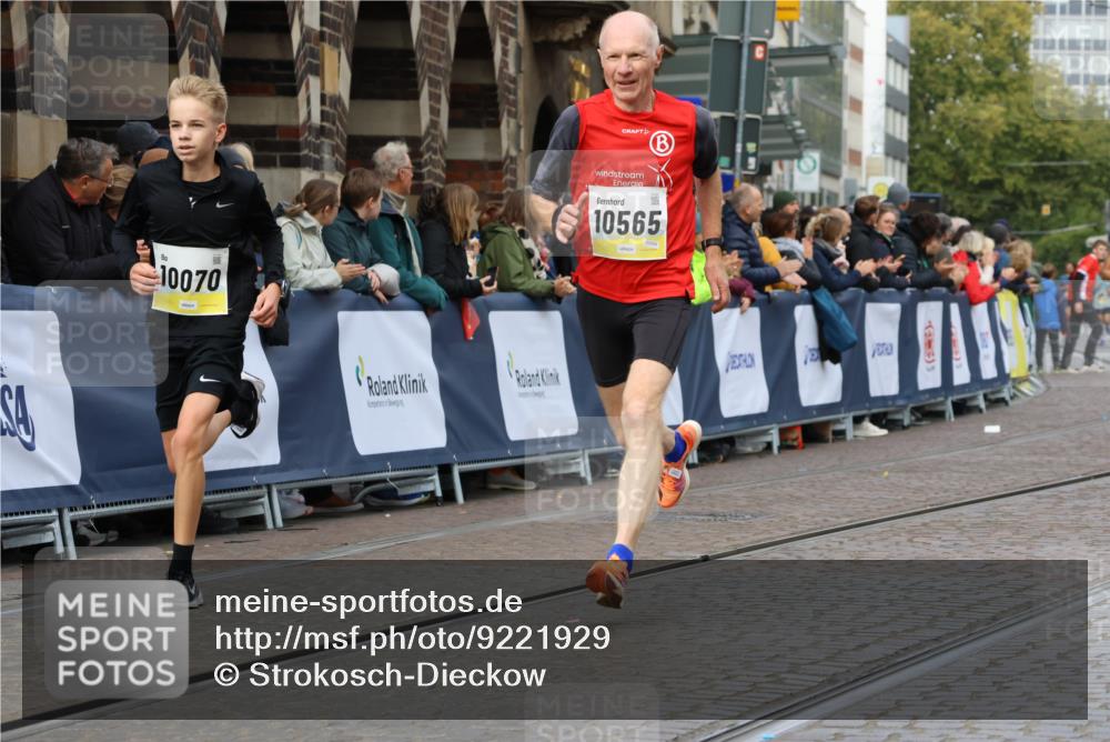 05.10.2025 - 20. swb-Marathon Bremen Strokosch-Dieckow http://msf.ph/oto/9221929 05.10.2025 10:40:27 Ziel 10070, 10565, 10686, 11114 meine-sportfotos.de
