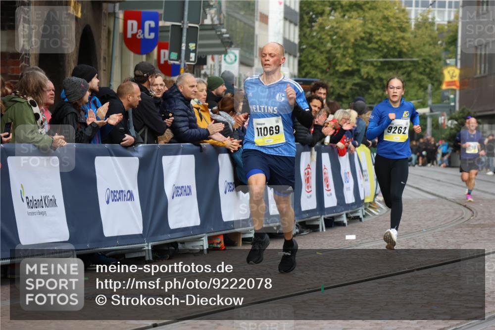 05.10.2025 - 20. swb-Marathon Bremen Strokosch-Dieckow http://msf.ph/oto/9222078 05.10.2025 10:41:15 Ziel 9262, 11069, 11086 meine-sportfotos.de