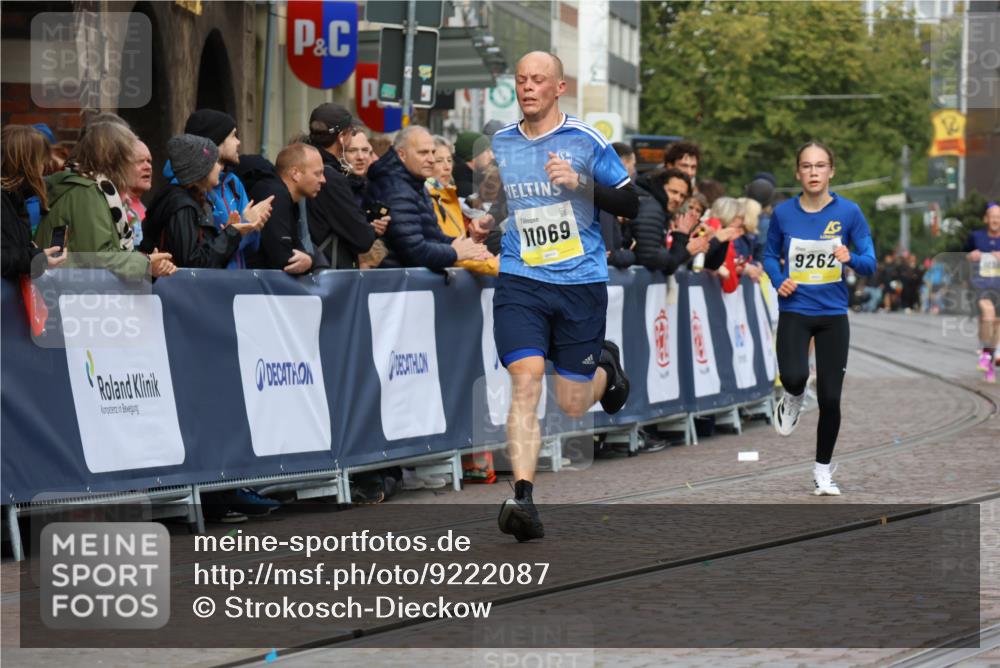 05.10.2025 - 20. swb-Marathon Bremen Strokosch-Dieckow http://msf.ph/oto/9222087 05.10.2025 10:41:16 Ziel 9262, 11069, 11086 meine-sportfotos.de