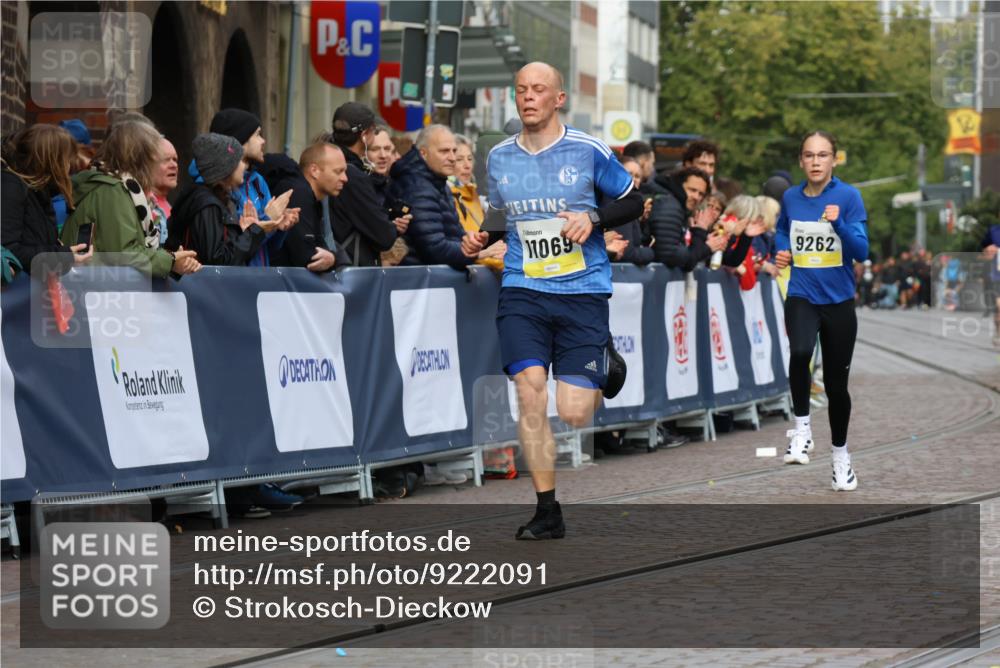 05.10.2025 - 20. swb-Marathon Bremen Strokosch-Dieckow http://msf.ph/oto/9222091 05.10.2025 10:41:16 Ziel 9262, 11069, 11086 meine-sportfotos.de
