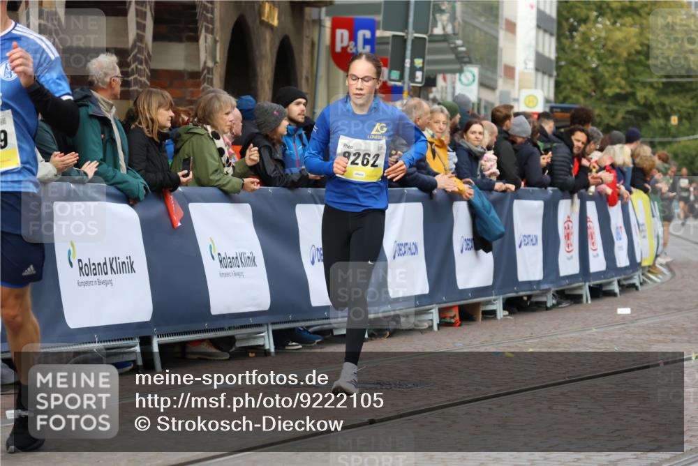 05.10.2025 - 20. swb-Marathon Bremen Strokosch-Dieckow http://msf.ph/oto/9222105 05.10.2025 10:41:17 Ziel 9262, 11069, 11086 meine-sportfotos.de