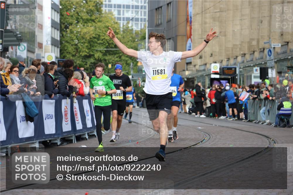 05.10.2025 - 20. swb-Marathon Bremen Strokosch-Dieckow http://msf.ph/oto/9222240 05.10.2025 10:41:52 Ziel 9884, 10104, 10155, 10691, 10880, 11581, 11710 meine-sportfotos.de