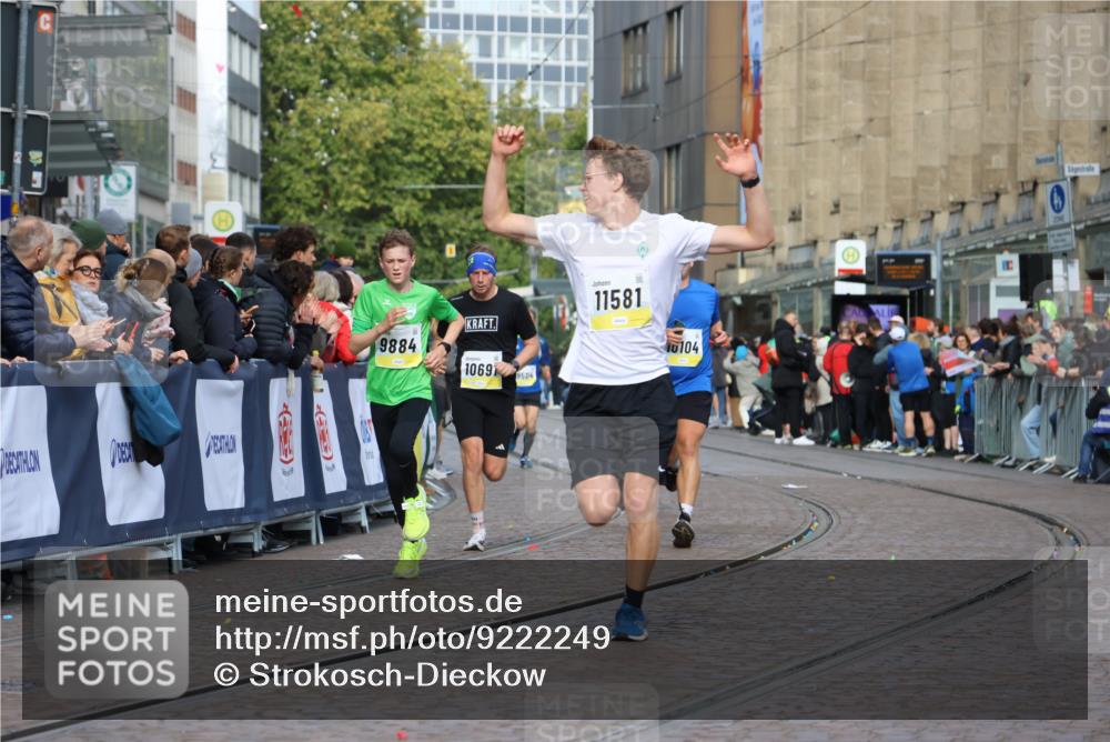 05.10.2025 - 20. swb-Marathon Bremen Strokosch-Dieckow http://msf.ph/oto/9222249 05.10.2025 10:41:53 Ziel 9884, 10104, 10155, 10691, 10880, 11581, 11710 meine-sportfotos.de